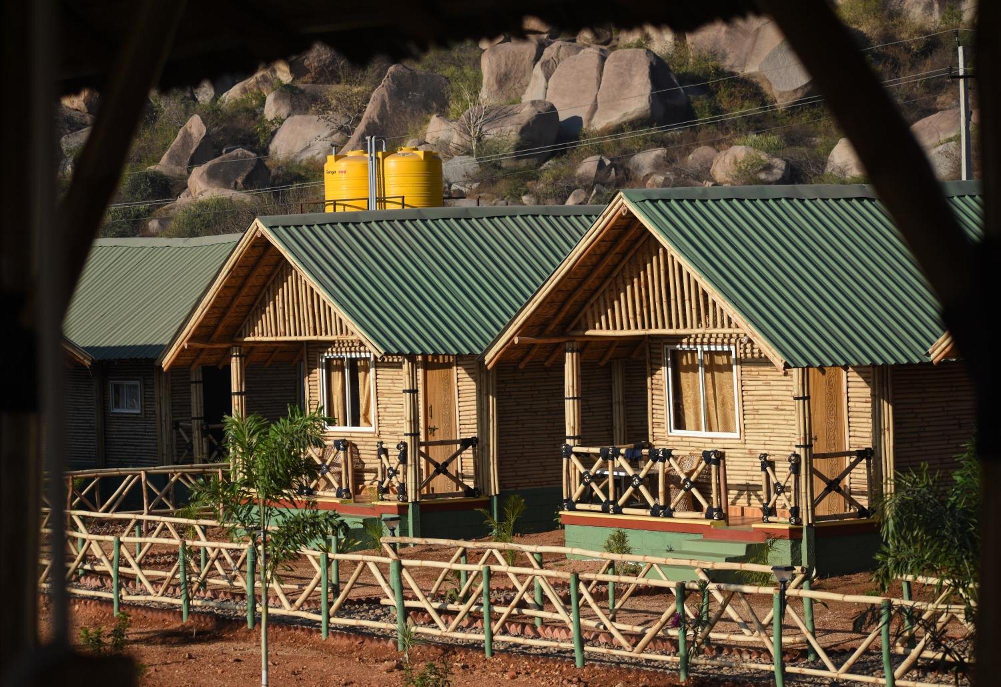 Mowgli's Cafe & Guest house Hampi