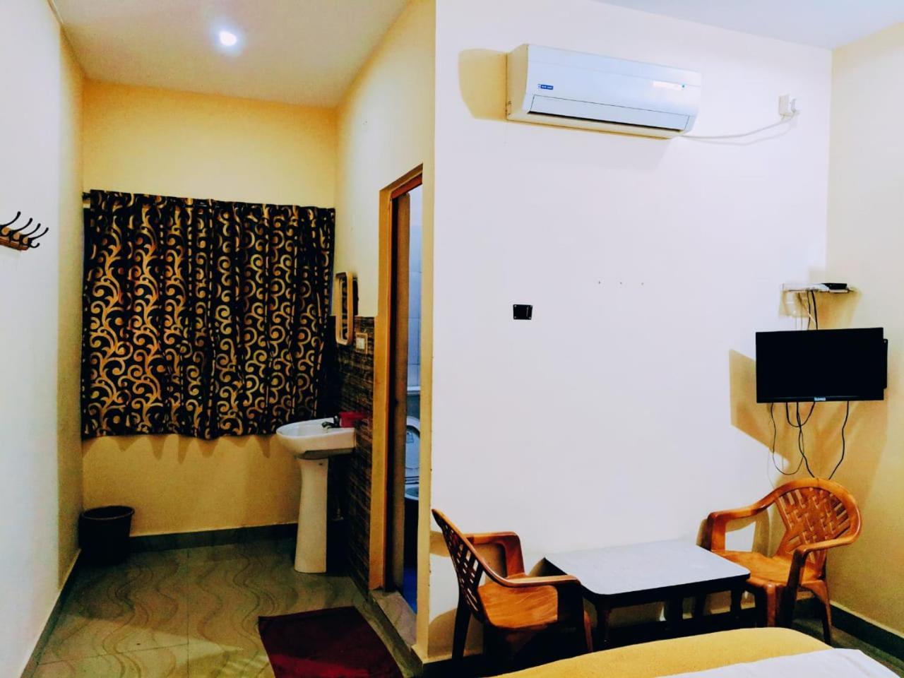 Hotel Varsha 2*