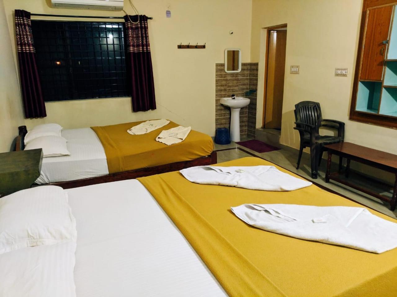 Varsha Hotel Hampi
