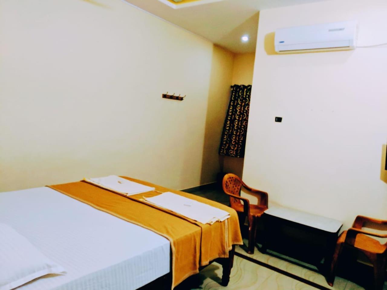 Varsha Hotel Hampi