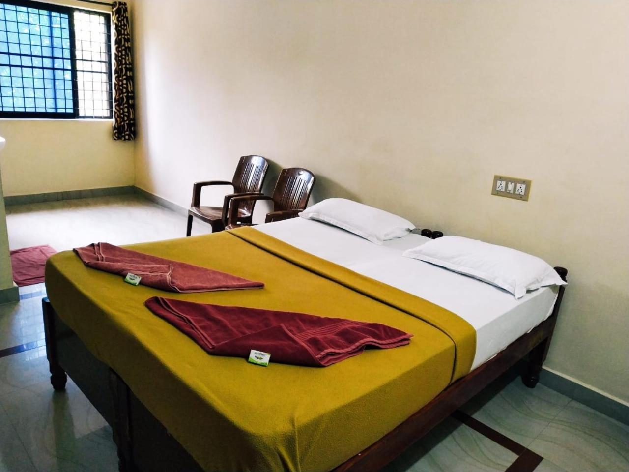 Varsha Hotel Hampi