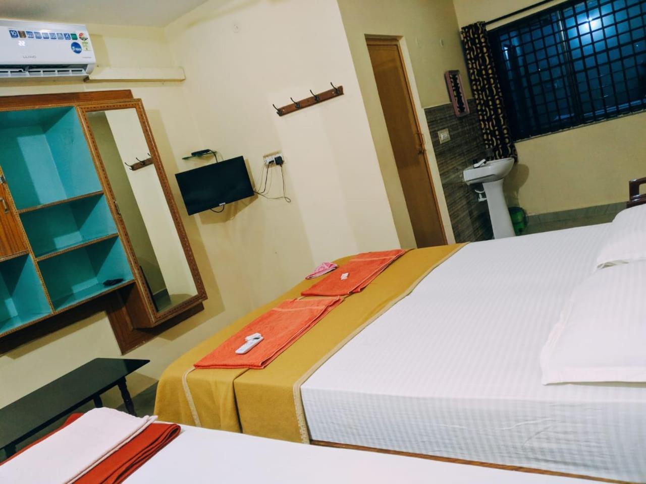 Varsha Hotel Hampi