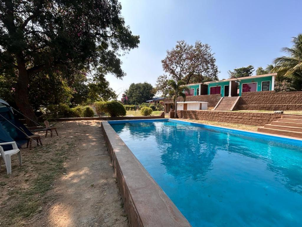 Leo Comforts River Side Resort *