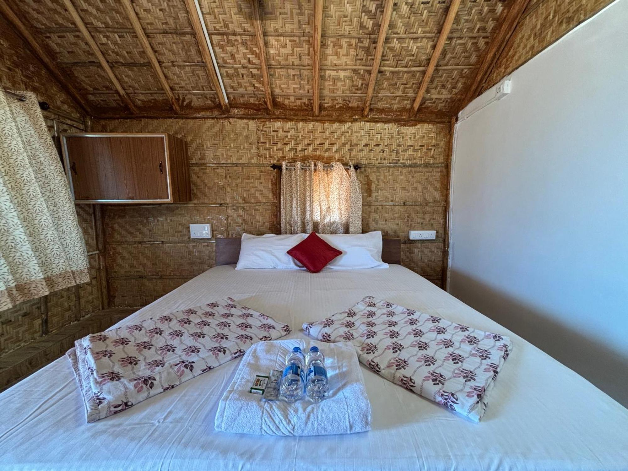 Mowgli's Cafe & Guest house Hampi