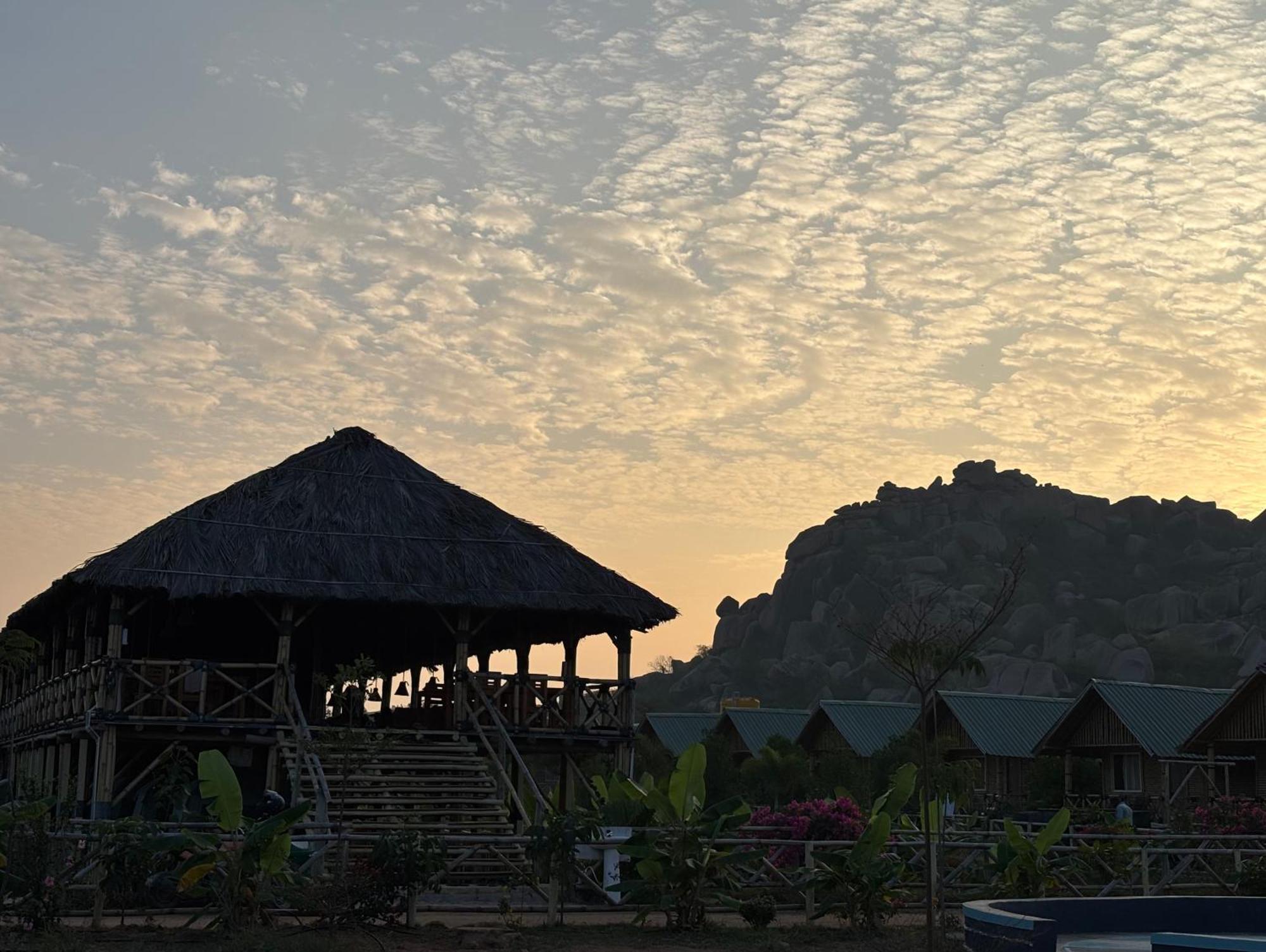 Guest house Mowgli's Cafe & *