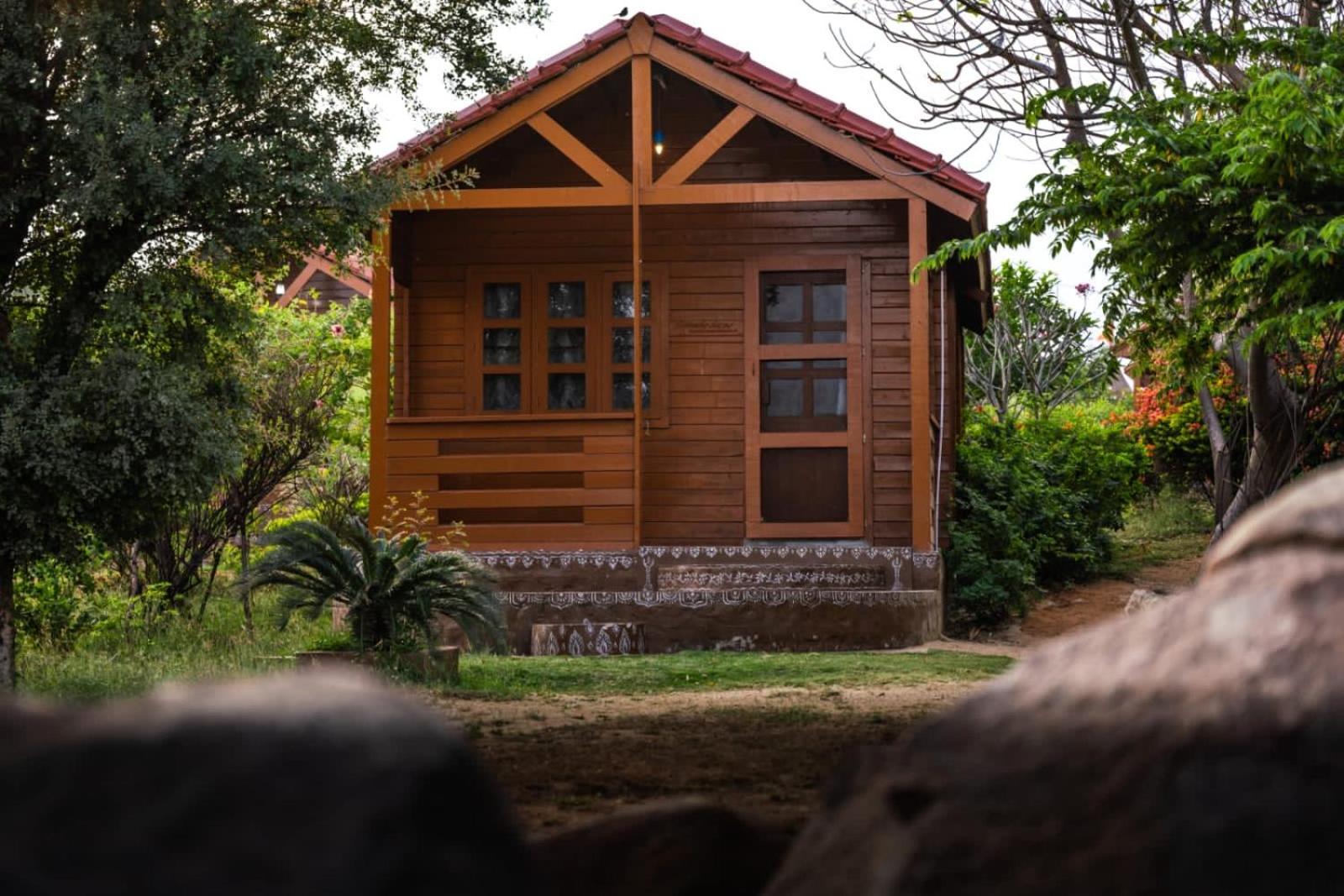 Leo Wooden Hampi